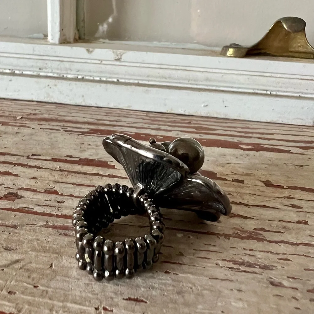 Stretch Flower Ring in Black